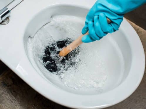 can a clogged toilet cause a pipe to burst